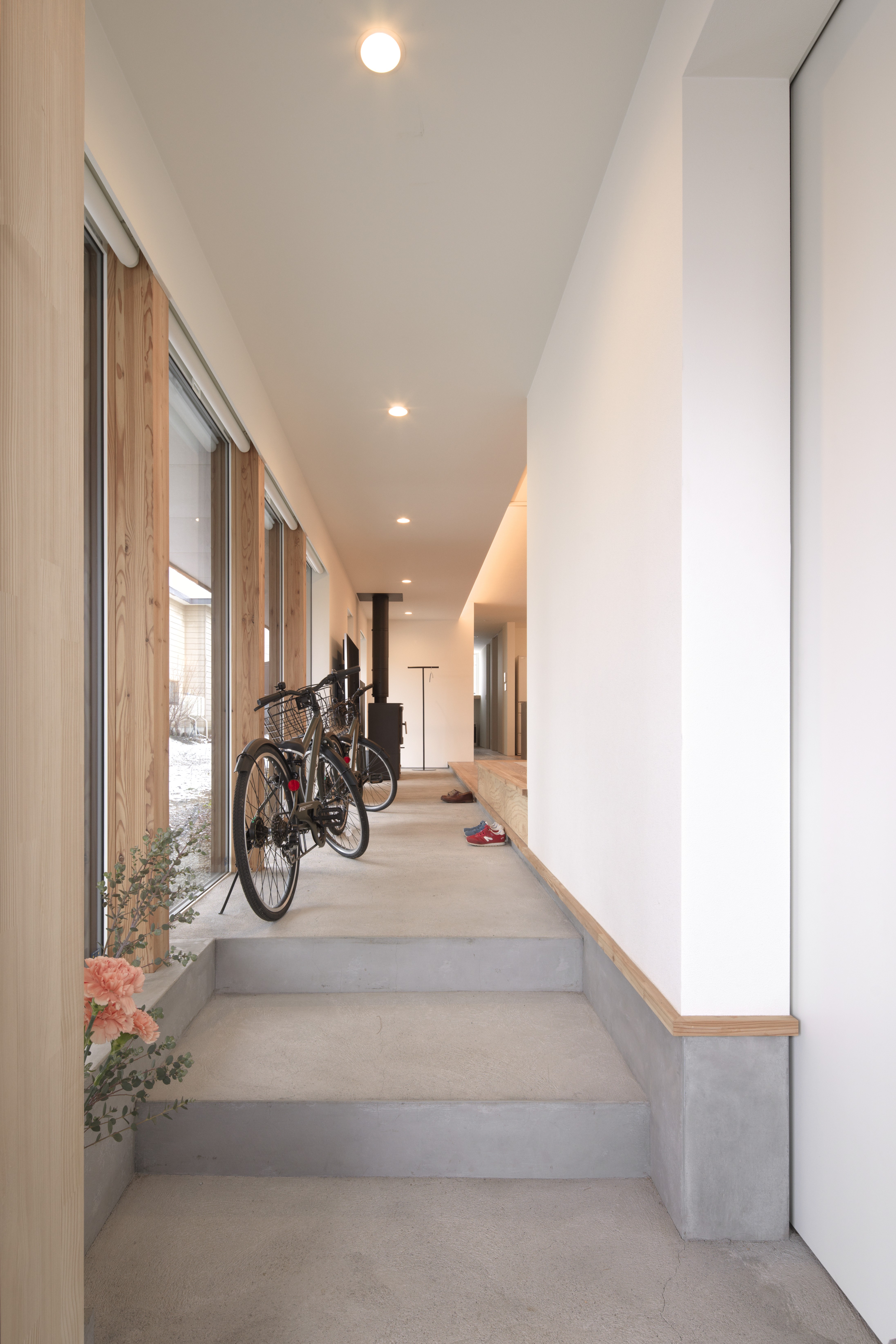 長い土間に迎えられるすまい